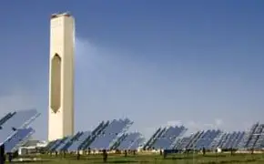 PS10太阳能发电厂在西班牙。来源： wikipedia.org 许可证： CC BY 2.0